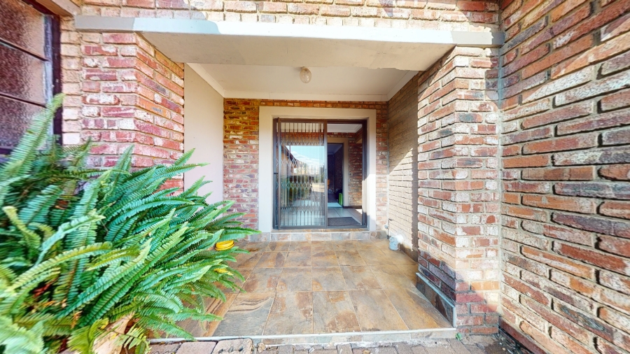 5 Bedroom Property for Sale in Kannoniers Park North West